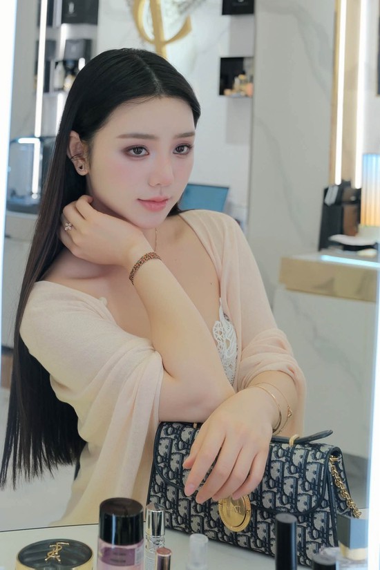 Không cần cầu kỳ, Quỳnh Kool diện áo ren dạo phố cũng đủ thu hút cả triệu ánh nhìn- Ảnh 4.