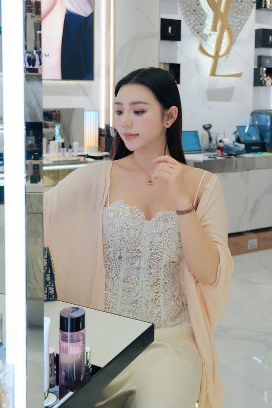 Không cần cầu kỳ, Quỳnh Kool diện áo ren dạo phố cũng đủ thu hút cả triệu ánh nhìn- Ảnh 3.