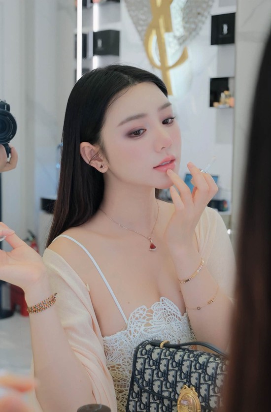 Không cần cầu kỳ, Quỳnh Kool diện áo ren dạo phố cũng đủ thu hút cả triệu ánh nhìn- Ảnh 6.