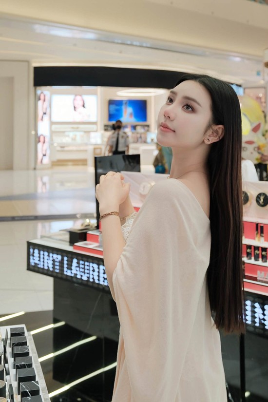 Không cần cầu kỳ, Quỳnh Kool diện áo ren dạo phố cũng đủ thu hút cả triệu ánh nhìn- Ảnh 5.