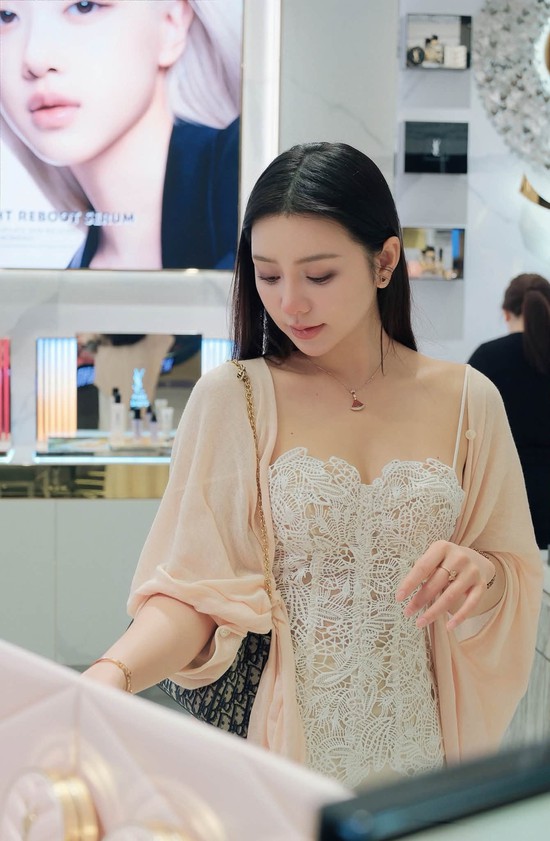 Không cần cầu kỳ, Quỳnh Kool diện áo ren dạo phố cũng đủ thu hút cả triệu ánh nhìn- Ảnh 7.
