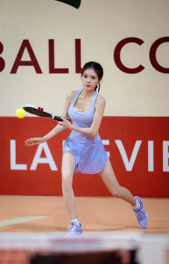 "Quẩy" hết mình trên sân Pickleball, Lily Luta ghi điểm với nhan sắc ấn tượng- Ảnh 7.