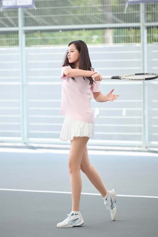 Mê đủ môn rồi, dàn mỹ nhân Việt cuối cùng vẫn quay về với tennis: Cái chất “quiet luxury” khó mà thay thế - Ảnh 4.