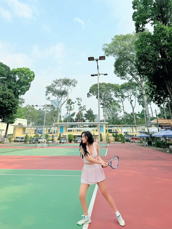 Mê đủ môn rồi, dàn mỹ nhân Việt cuối cùng vẫn quay về với tennis: Cái chất “quiet luxury” khó mà thay thế - Ảnh 2.