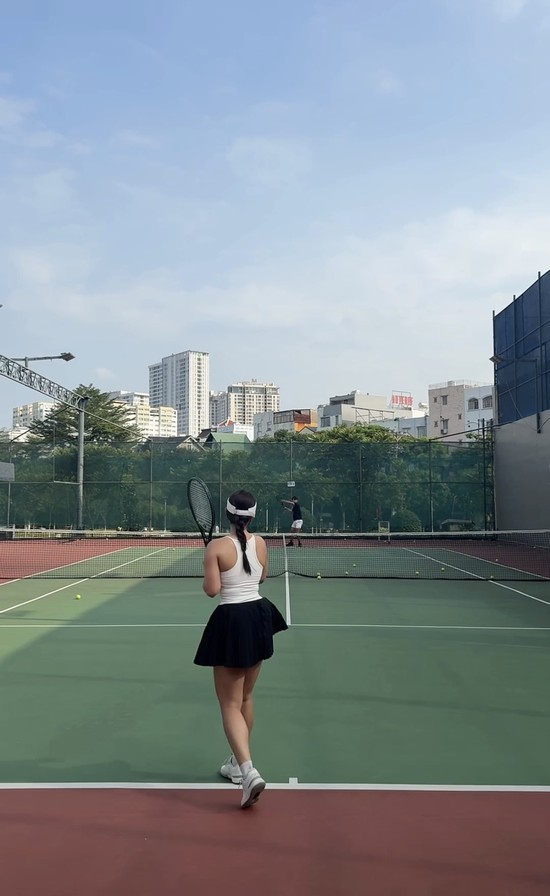 Mê đủ môn rồi, dàn mỹ nhân Việt cuối cùng vẫn quay về với tennis: Cái chất “quiet luxury” khó mà thay thế - Ảnh 18.