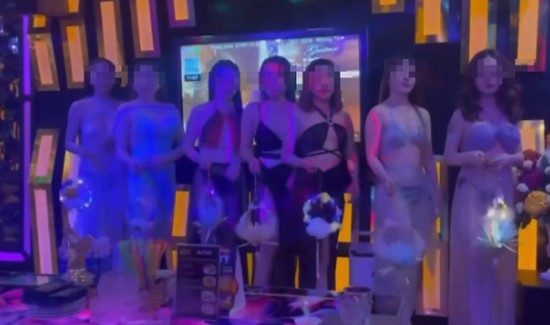 Rước đèn Trung Thu trong quán karaoke, video của nhóm hot girl khiến dân tình bức xúc- Ảnh 1.