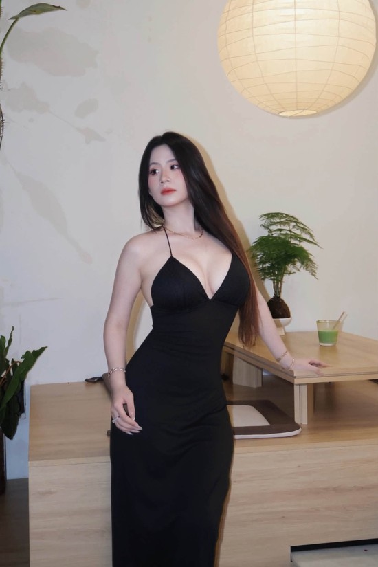 "Lên đồ" đi chơi Trung Thu, hot girl Quỳnh Hương khiến ai cũng phải ngước nhìn- Ảnh 2.