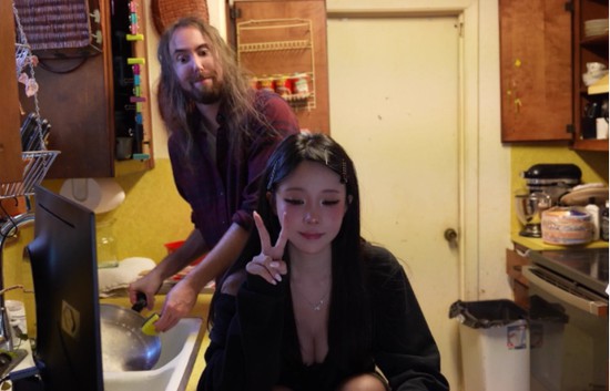 Tiết lộ một tháng chưa tắm, kỷ lục còn là 3 tháng, nam streamer khiến người xem “khóc thét”, vẫn có bạn gái gợi cảm như mơ- Ảnh 1.