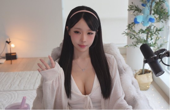 Tiết lộ một tháng chưa tắm, kỷ lục còn là 3 tháng, nam streamer khiến người xem “khóc thét”, vẫn có bạn gái gợi cảm như mơ- Ảnh 3.