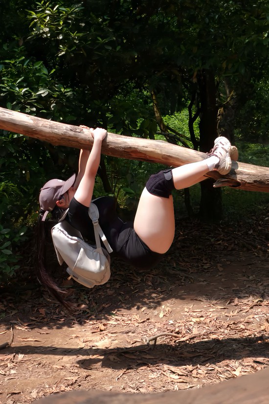 Đi trekking trong rừng, hot girl khiến người xem phải "nhăn mặt" khi lựa chọn trang phục thiếu phù hợp- Ảnh 4.