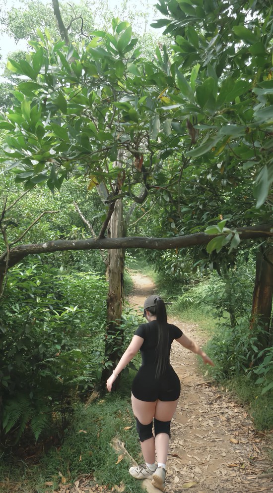 Đi trekking trong rừng, hot girl khiến người xem phải "nhăn mặt" khi lựa chọn trang phục thiếu phù hợp- Ảnh 3.