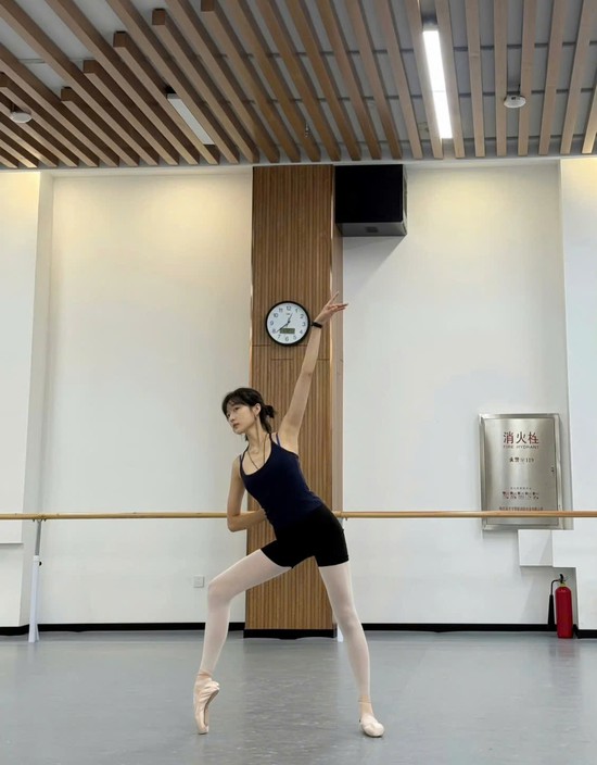 Nữ chính ngôn tình hot nhất lúc này: Mỹ nữ 1m72 sở hữu đôi chân triệu người ao ước- Ảnh 9.