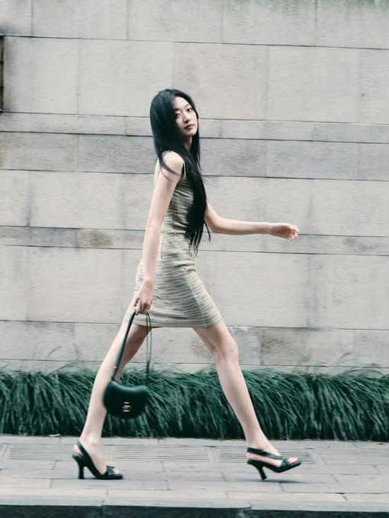 Nữ chính ngôn tình hot nhất lúc này: Mỹ nữ 1m72 sở hữu đôi chân triệu người ao ước- Ảnh 6.