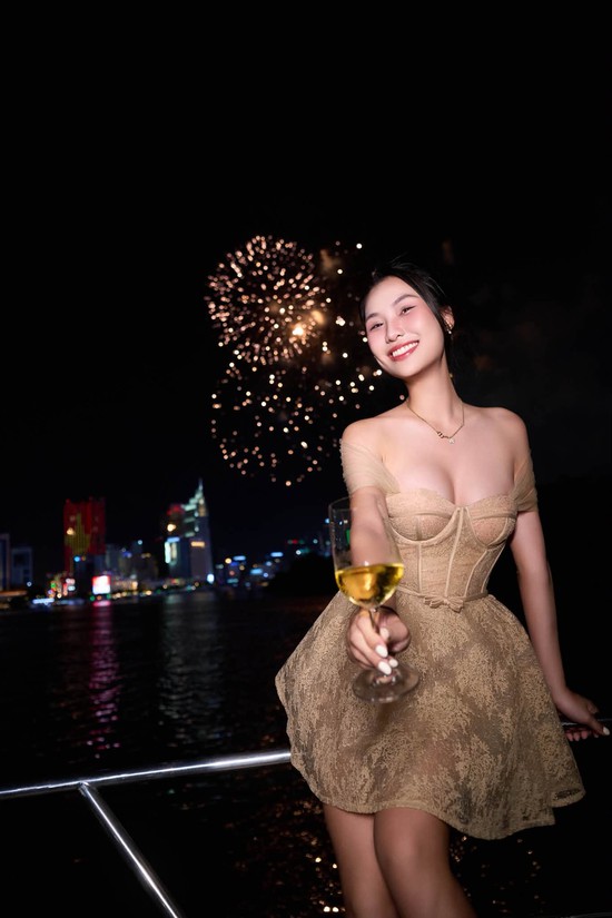 Bắt trọn khoảnh khắc pháo hoa rực rỡ, hot girl có luôn bộ ảnh viral MXH- Ảnh 8.