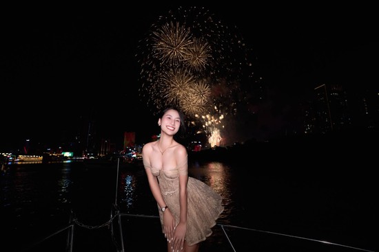 Bắt trọn khoảnh khắc pháo hoa rực rỡ, hot girl có luôn bộ ảnh viral MXH- Ảnh 1.