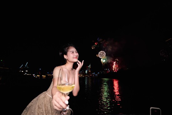 Bắt trọn khoảnh khắc pháo hoa rực rỡ, hot girl có luôn bộ ảnh viral MXH- Ảnh 6.