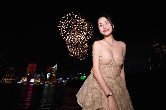 Bắt trọn khoảnh khắc pháo hoa rực rỡ, hot girl có luôn bộ ảnh viral MXH- Ảnh 2.