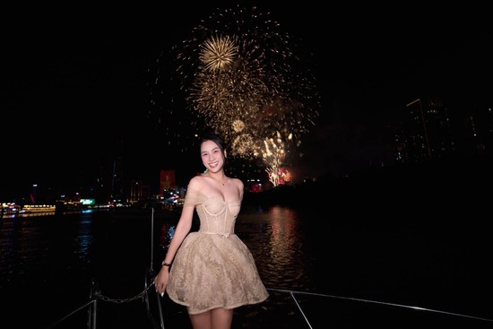Bắt trọn khoảnh khắc pháo hoa rực rỡ, hot girl có luôn bộ ảnh viral MXH- Ảnh 5.