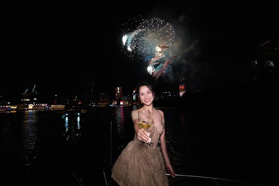 Bắt trọn khoảnh khắc pháo hoa rực rỡ, hot girl có luôn bộ ảnh viral MXH- Ảnh 4.