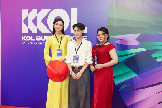 Thuỳ Anh - Chế Nguyễn Quỳnh Châu "đua" visual, vợ chồng Anh Đức và loạt cặp đôi tình tứ xuất hiện tại KOL Summit 2026 - Ảnh 9.