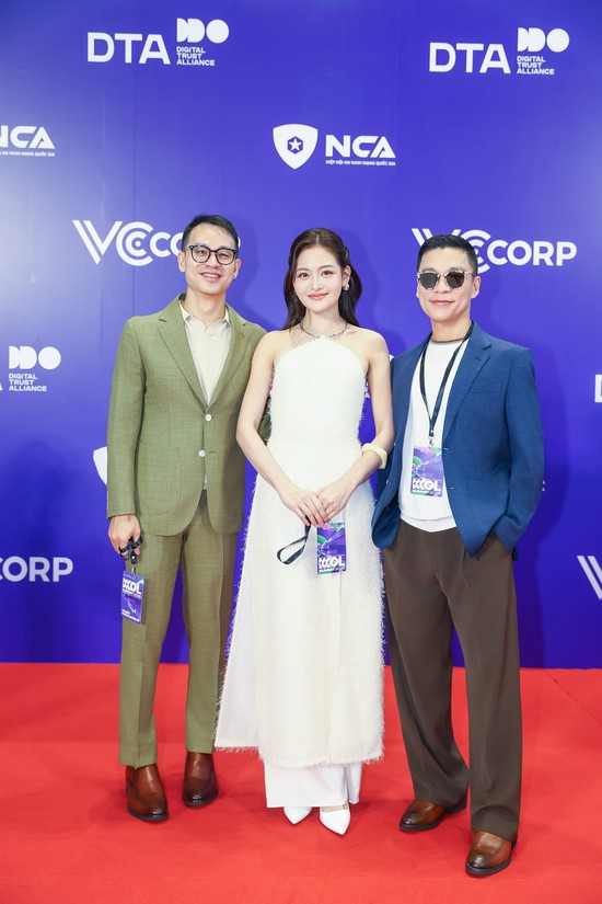 Thuỳ Anh - Chế Nguyễn Quỳnh Châu "đua" visual, vợ chồng Anh Đức và loạt cặp đôi tình tứ xuất hiện tại KOL Summit 2026 - Ảnh 5.