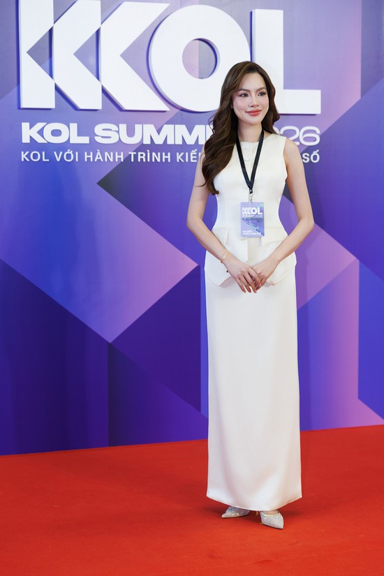 Hương Giang, H'Hen Niê, Thiều Bảo Trâm khoe sắc tưng bừng, Song Luân - Hùng Huỳnh đẹp chấp cam thường đổ bộ KOL Summit 2026 - Ảnh 8.