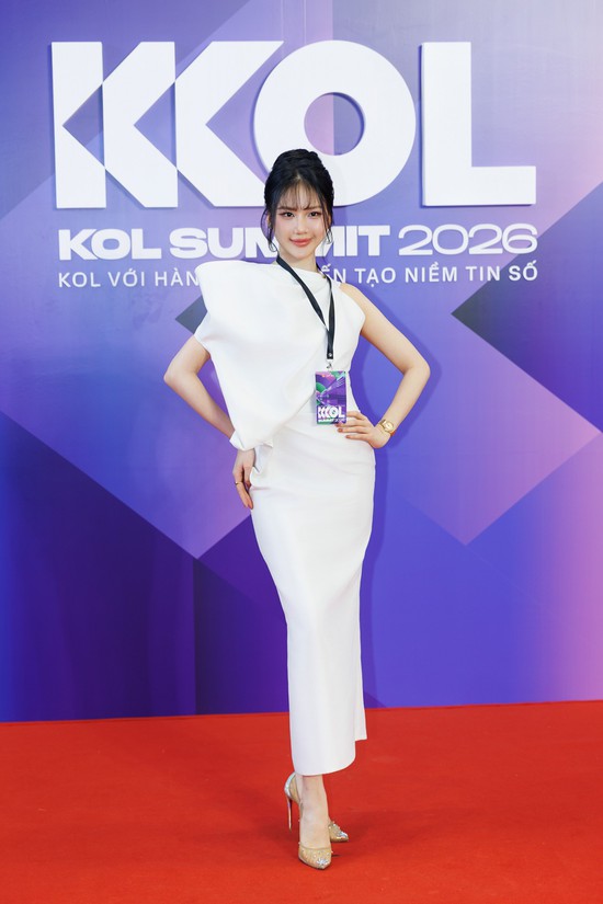 Hương Giang, H'Hen Niê, Thiều Bảo Trâm khoe sắc tưng bừng, Song Luân - Hùng Huỳnh đẹp chấp cam thường đổ bộ KOL Summit 2026 - Ảnh 9.