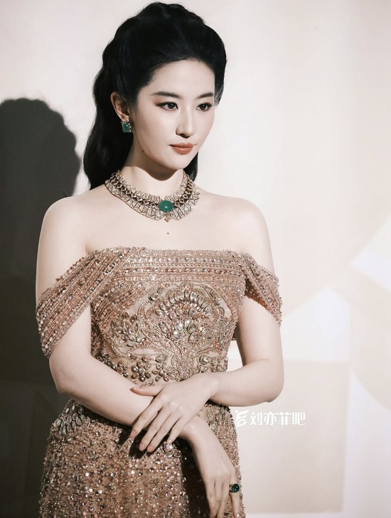 Lưu Diệc Phi như nữ hoàng đi event nhưng bị soi vóc dáng tích mỡ- Ảnh 3.