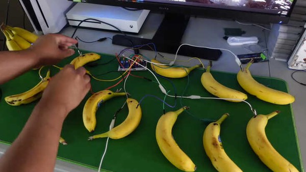 Destroy the Elden Ring island with a controller made of bananas
