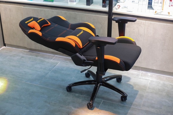 Quiet, super-durable gaming chair for decades, “comfortable” price