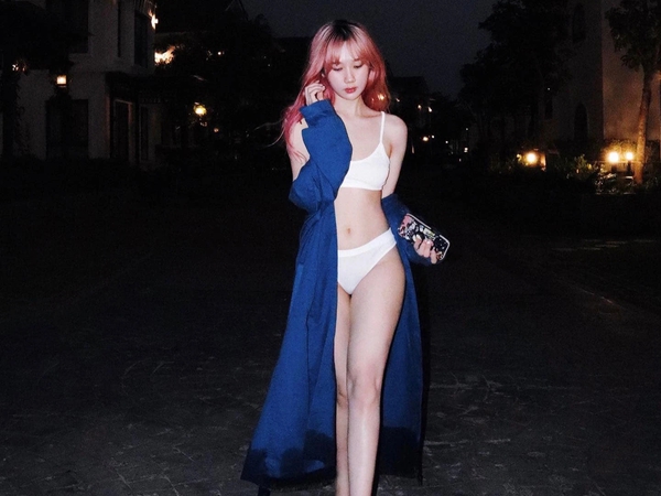 Mina Young wears a two-piece bikini, showing off her long legs, “burning” male fans’ eyes
