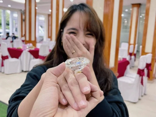 Team Mixi suddenly proposed to his wife with a super diamond ring after 8 years of being in the same house
