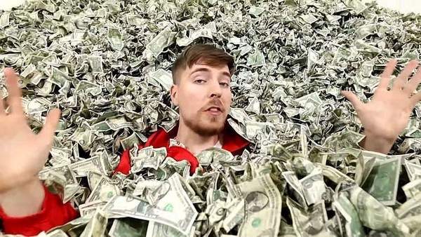 The world’s richest YouTuber aims to earn 1 billion dollars before retiring, vowing to “spray money” to give fans to be remembered forever