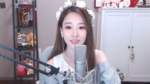 The opposite reactions of female streamers when revealing their beauty are disappointing on the air
