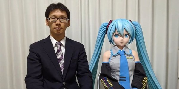 The husband of virtual singer Hatsune MIku lamented being cold by his “wife”