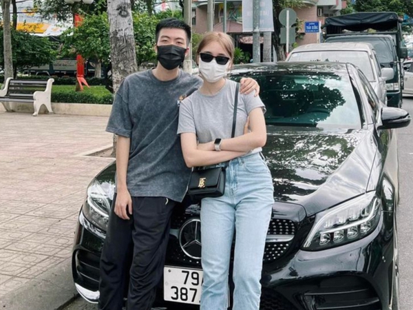 Just bought a luxury car, the famous couple Lien Quan immediately “warmed up” their love
