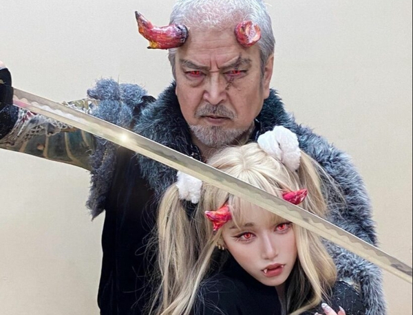 Japanese girl asks her father to cosplay together, making netizens secretly admire