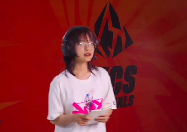 Encountering an unexpected situation on the air, female MC Toc Chien clearly showed her confusion
