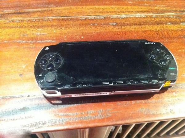 Bé trai nuốt máy PSP vì không được mua đèn lồng 4 Bé trai nuốt máy PSP vì không được mua đèn lồng 4