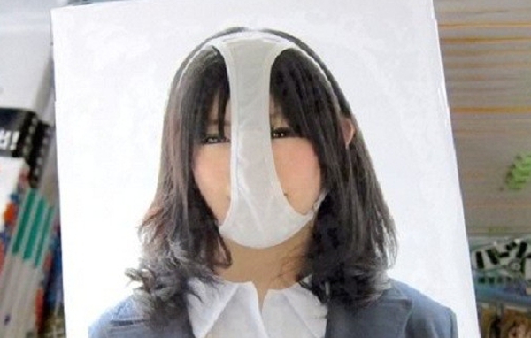 Девочка нюхает трусы. Японец с трусами на голове. Женщина с трусами на голове. Женские трусы на голове. Трусы на голове маска.