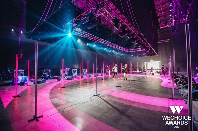 Hé lộ sân khấu Wechoice Awards 2019: Không gian nghệ thuật 4D chưa từng có ở Việt Nam, sẵn sàng cho các tiết mục bùng cháy - Ảnh 3.