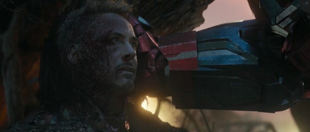 Đáng lẽ Iron Man đã chết đau đớn hơn rất nhiều trong Endgame: Nửa gương biến dạng hoàn toàn chứ không chỉ bỏng sương sương như bản công chiếu - Ảnh 1.