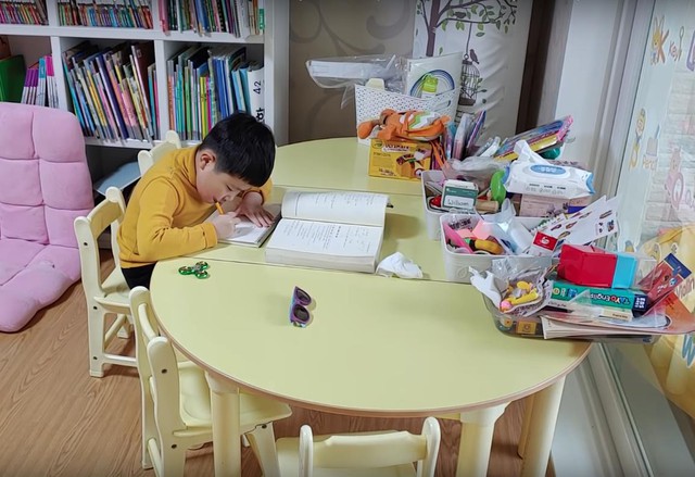Giải đề thi đại học như ăn kẹo, nhóc tì 6 tuổi mở hẳn kênh Youtube ôn thi cho các tiền bối - Ảnh 5.