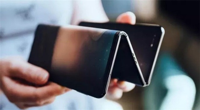 Samsung Galaxy Z lộ poster quảng cáo với thiết kế gập 3 lần, trông giống như đàn Accordion - Ảnh 2.