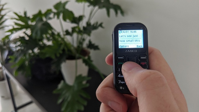 Cận cảnh chiếc điện thoại nhỏ nhất thế giới: có màn hình 1 inch và cả camera, chơi được game xếp hình, rắn săn mồi các kiểu - Ảnh 6.