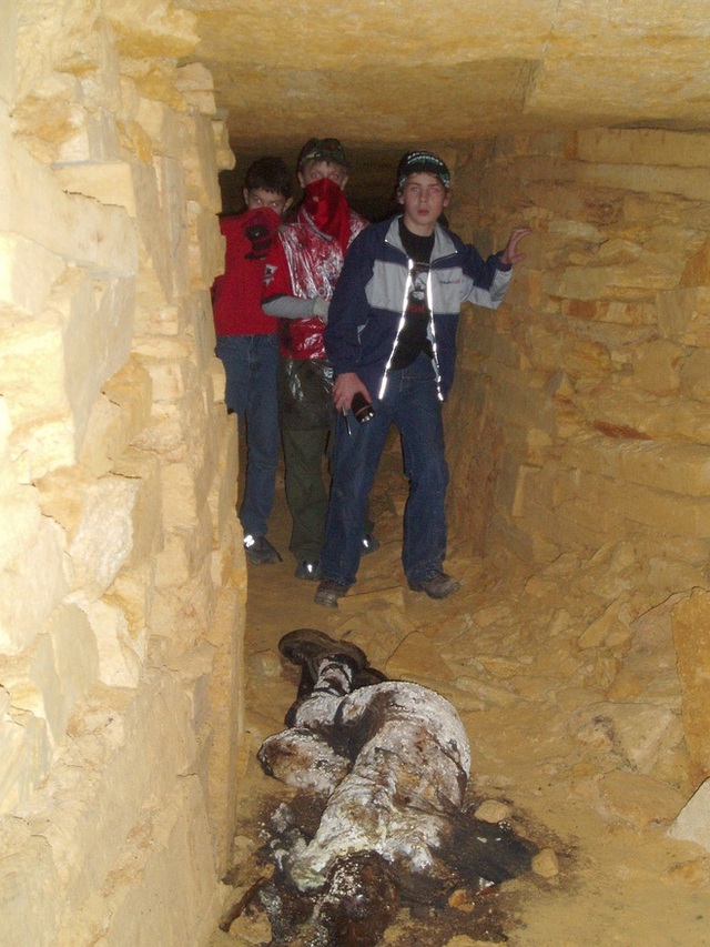 Bí ẩn rùng rợn bên trong hầm mộ mê cung Odessa của Ukraine: Bữa tiệc nhỏ đêm giao thừa - Ảnh 4.