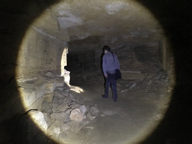 Bí ẩn rùng rợn bên trong hầm mộ mê cung Odessa của Ukraine: Bữa tiệc nhỏ đêm giao thừa - Ảnh 5.