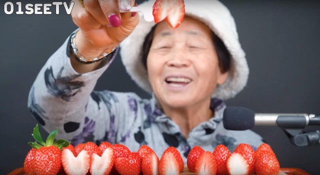Xuất hiện phiên bản chỉ ăn không nấu của bà Tân Vlog, 82 tuổi vẫn làm Youtuber như ai - Ảnh 1.