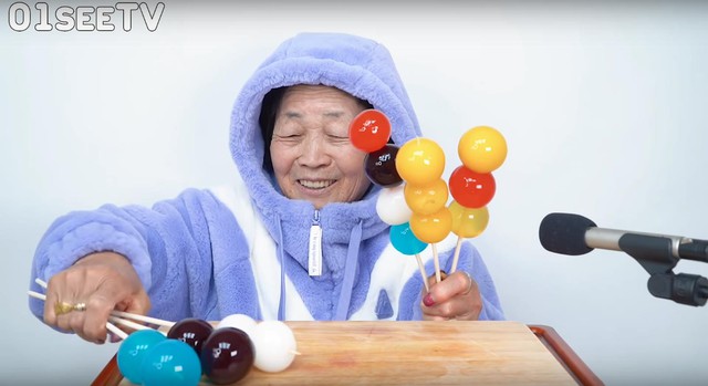 Xuất hiện phiên bản chỉ ăn không nấu của bà Tân Vlog, 82 tuổi vẫn làm Youtuber như ai - Ảnh 2.