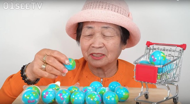 Xuất hiện phiên bản chỉ ăn không nấu của bà Tân Vlog, 82 tuổi vẫn làm Youtuber như ai - Ảnh 3.
